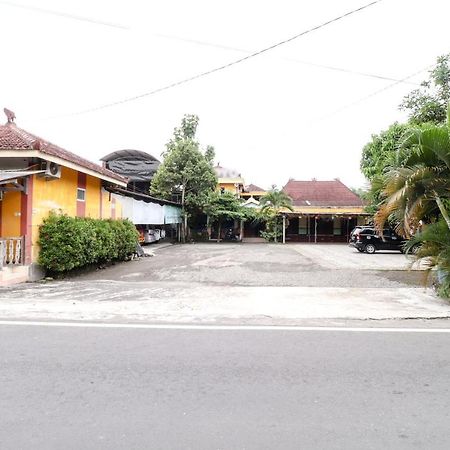 The Joglo Family Hotel Magelang Extérieur photo